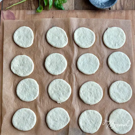 Teiglinge mit einer Form ausstechen