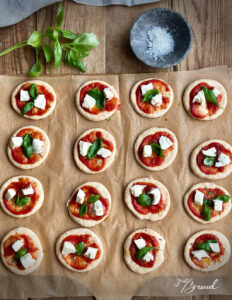 Mini-Pizzen mit Semola und Vorteig (Poolish), knusprig und alltagstauglich
