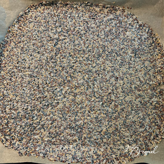 teig für die Vracker dünn auf dem Backpapier ausgerollt