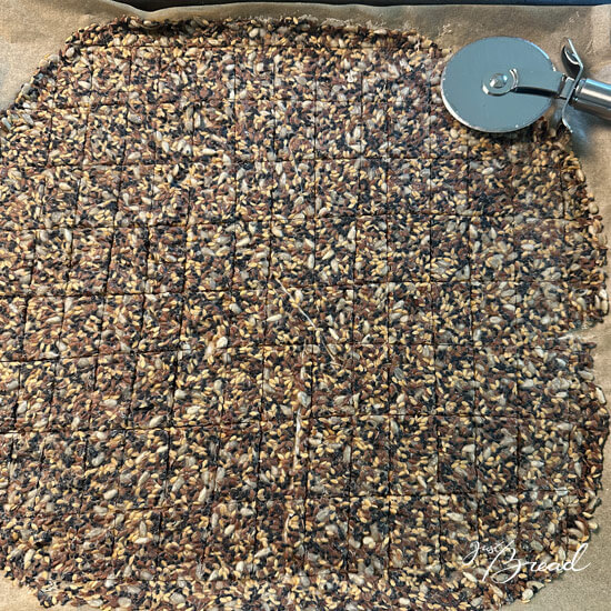 Sauerteig Cracker zuschneiden