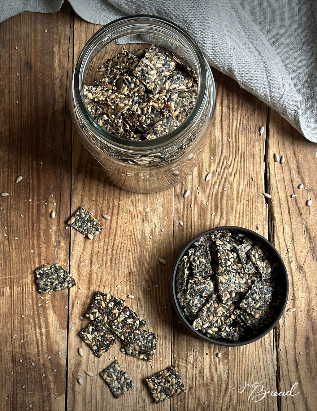 Knusprige, herzhafte Cracker aus Sauerteig-Anstellgut und Saaten – perfekt, um Reste sinnvoll zu verwerten.