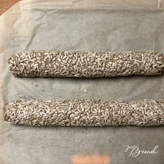 Fertige Küstenstange auf Backpapier nach der Stückgare