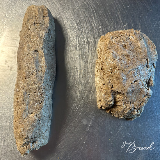 Teig auf eine befeuchteten Arbeitsfläche verarbeiten