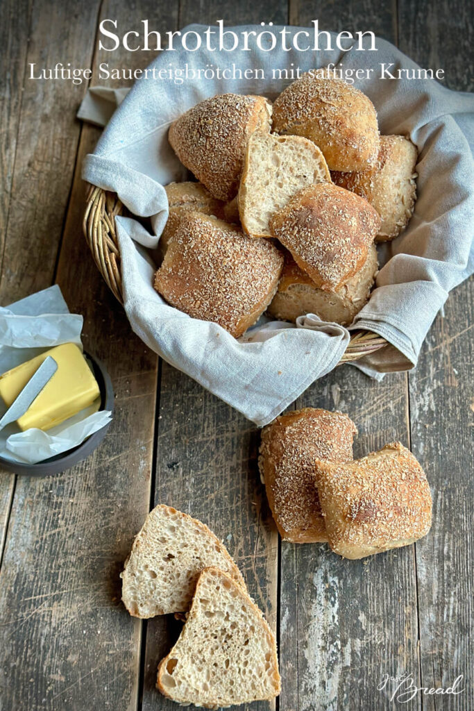 Luftige Weizenschrotbrötchen mit Sauerteig und rustikaler Oberfläche.