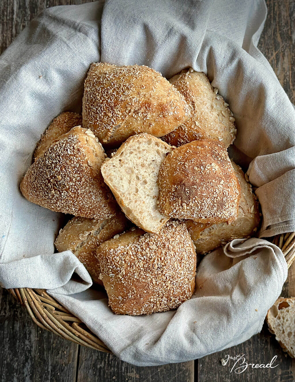 Saftige, lockere Krume von Weizenschrotbrötchen mit Sauerteig.