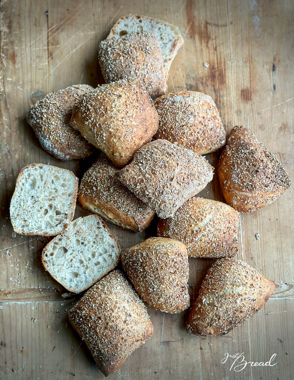 Weizenschrotbrötchen als Pausenbrötchen auf Holzuntergrund.
