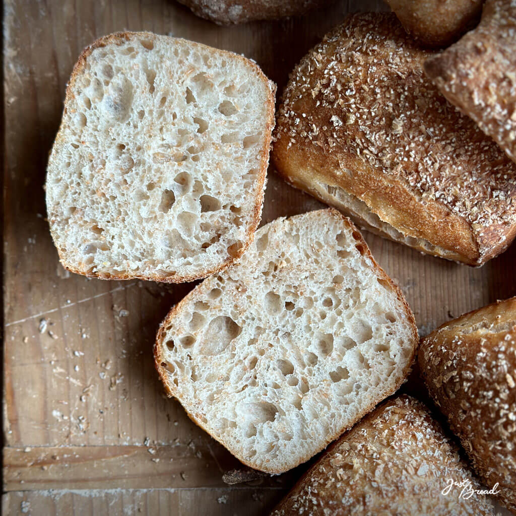 Detailansicht der luftigen Krume eines Weizenschrotbrötchens.
