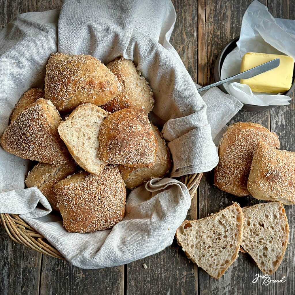 Luftige Weizenschrotbrötchen mit Sauerteig und rustikaler Oberfläche.