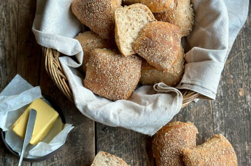 Frisch gebackene Weizenschrotbrötchen mit knuspriger, rustikaler Kruste.