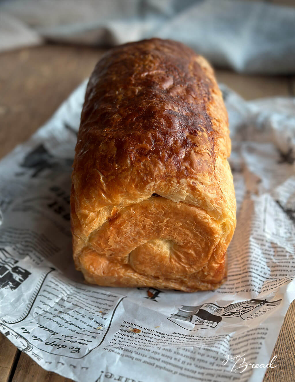 Gebackener Schoko-Croissant-Toast mit goldbrauner Kruste auf einem Holztisch.