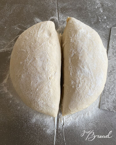 Teig halbieren und zu einem Bâtard formen