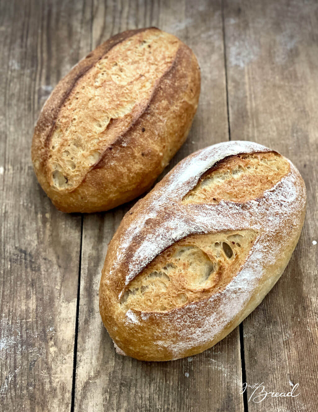 Knoblauch-Bâtard mit knuspriger Kruste als Beilagenbrot zum Grillen