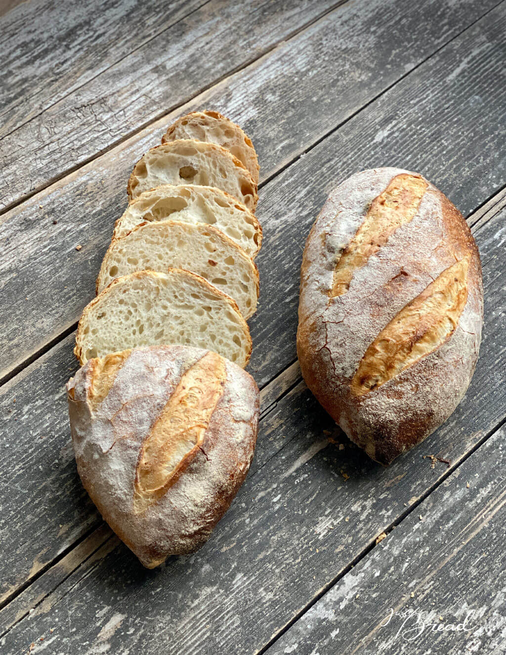 Aufgeschnittenes Knoblauch-Bâtard mit saftiger Krume und Knoblauch im Teig