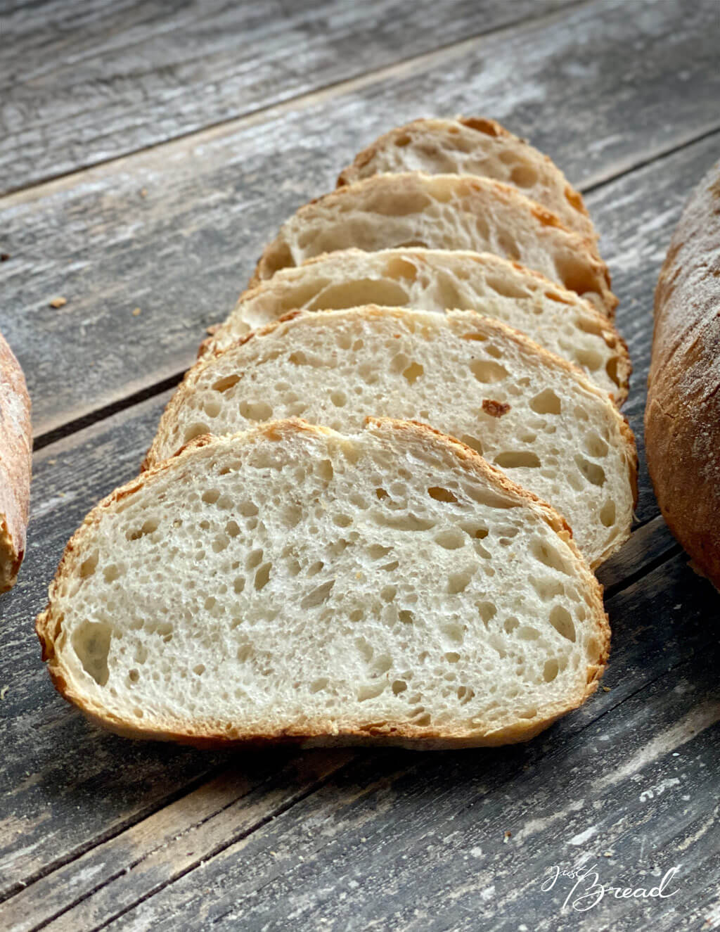 Aufgeschnittenes Knoblauch-Bâtard mit lockerer Krume