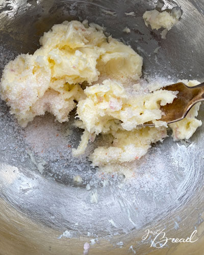 Knoblauchbutter für den Teig mischen