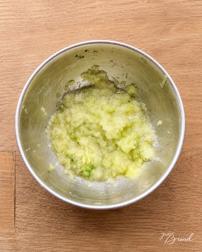 Zucchini fein raspeln für Brötchenteig und abtropfen lassen.