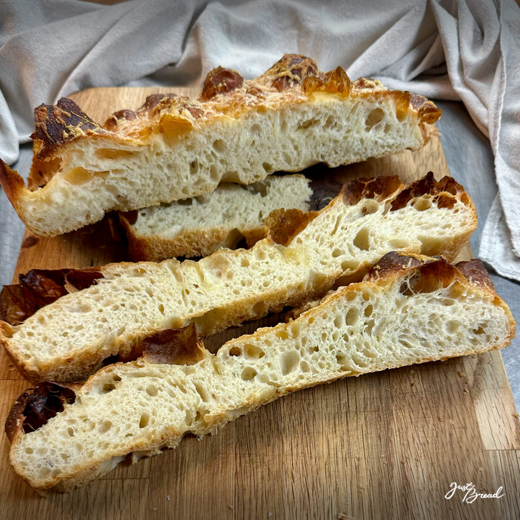 Anschnitt der Kartoffel-Käse-Focaccia mit unregelmäßiger, großporiger Krume