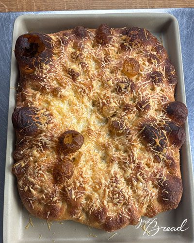 Fertig gebackene Kartoffel-Käse-Focaccia mit goldbrauner Käsekruste im Ofenzauberer