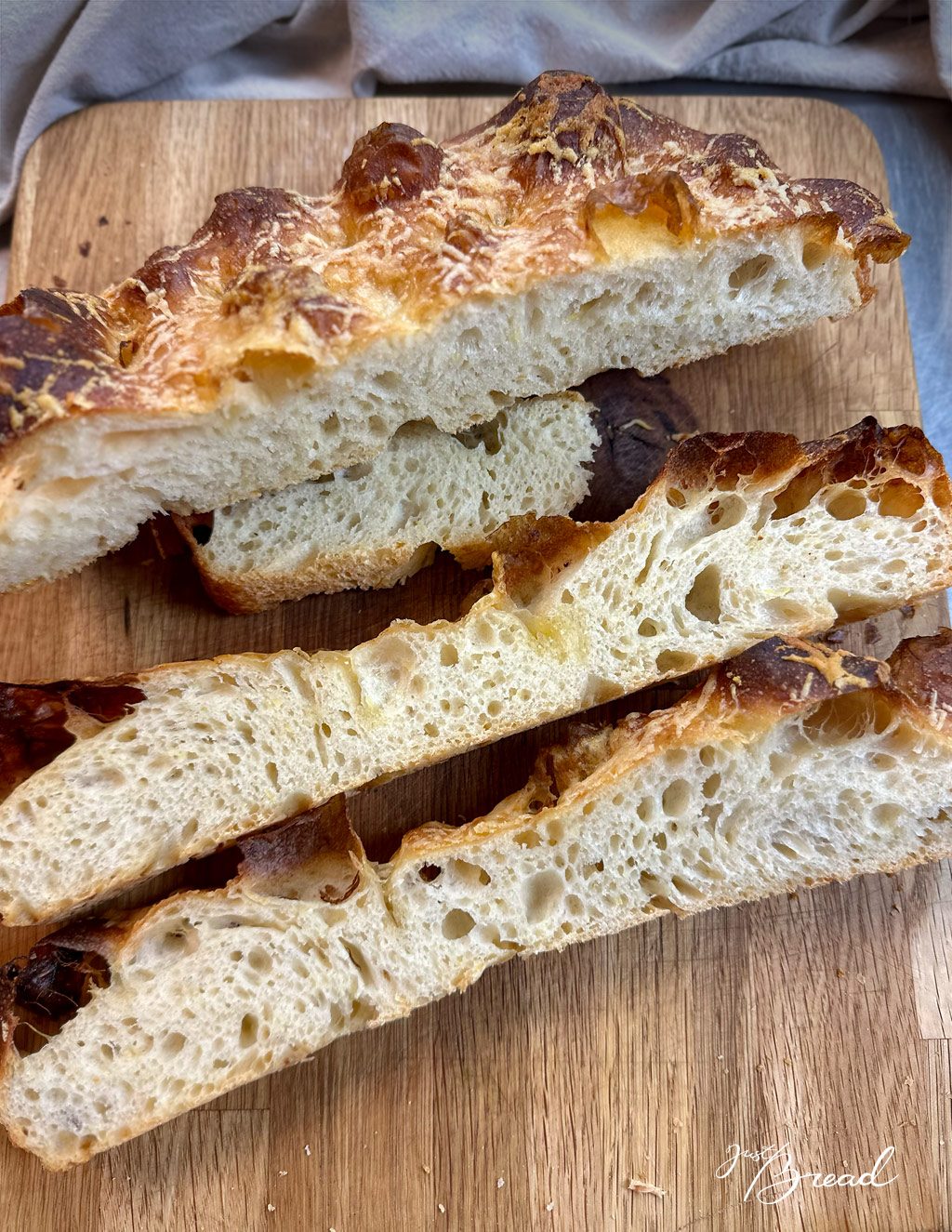 Anschnitt der Kartoffel-Käse-Focaccia mit unregelmäßiger, großporiger Krume