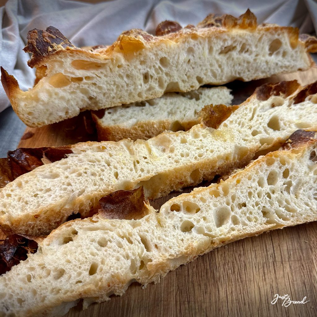 Nahaufnahme der lockeren Porung einer Kartoffel-Käse-Focaccia, gebacken im Ofenzauberer