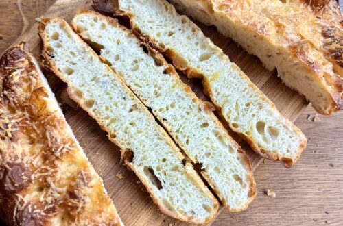 Aufgeschnittene Kartoffel-Käse-Focaccia mit heller, saftiger Krume und knuspriger Käsekruste