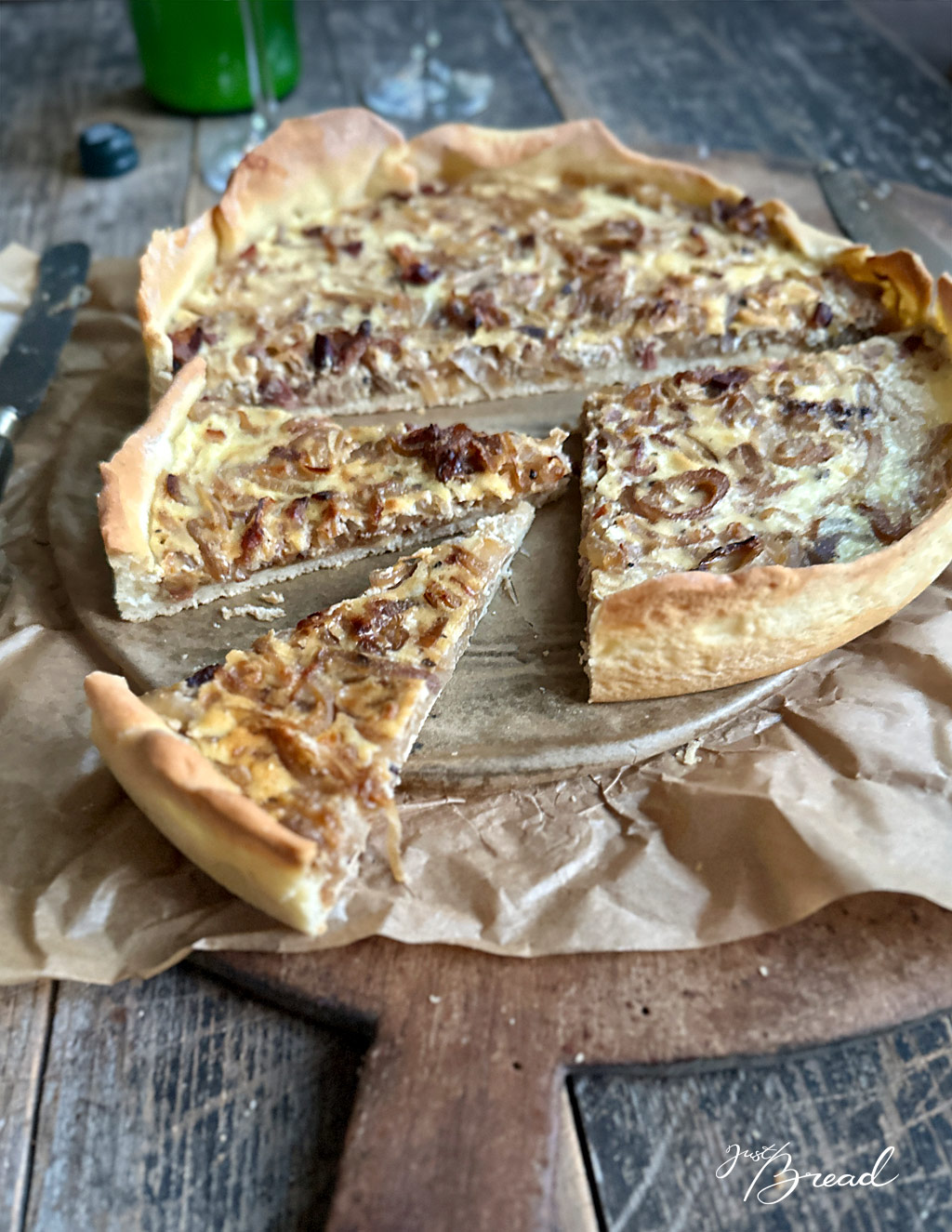 Angeschnittener Zwiebelkuchen mit Hefeteig und saftigem Zwiebelbelag