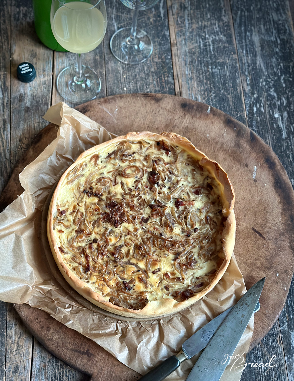 Zwiebelkuchen mit Hefeteig und Federweißer – ein Klassiker im Herbst