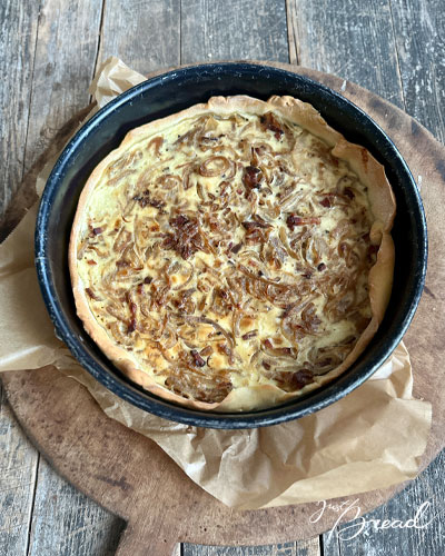 Fertig gebackener Zwiebelkuchen mit Hefeteig in der Springform