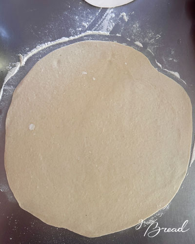 Hefeteig für Zwiebelkuchen rund und dünn ausgerollt