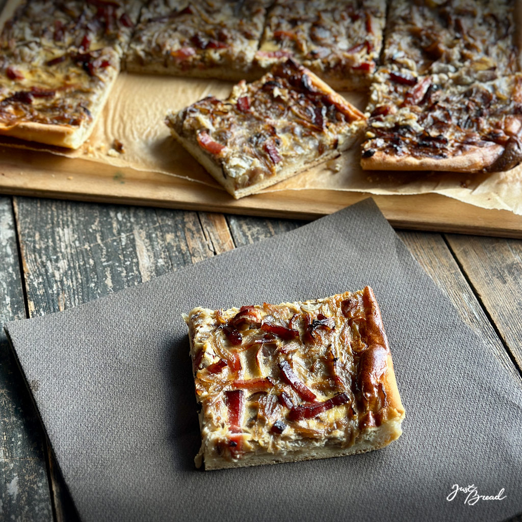 Zwiebelkuchen vom Blech in Stücke geschnitten