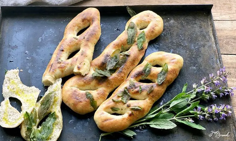 Salbei-Fougasse auf dem Grill gebacken